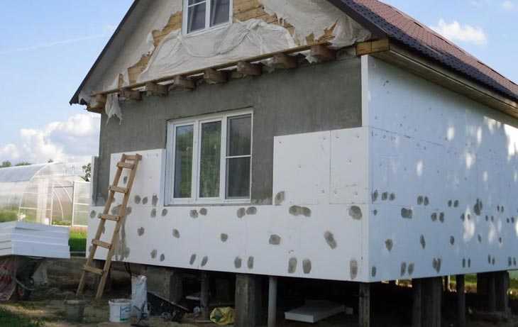 Как утеплить крышу деревянного дома: тонкости исполнения