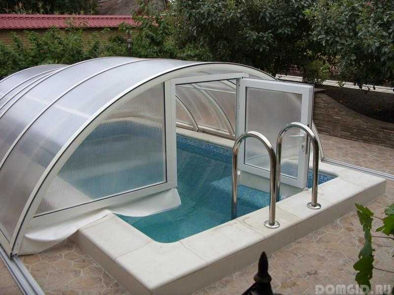 Крытые бассейны (49 фото): бассейн с остеклением на участке загородного или частного дома, бассейны с крышей из поликарбоната