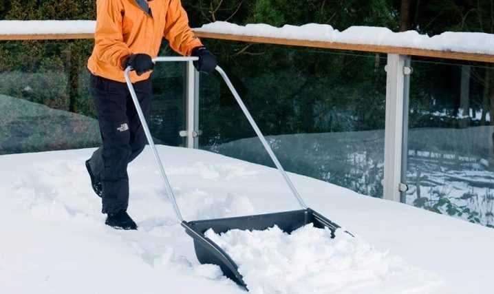 Особенности, плюсы и минусы ручной и механизированной уборки территорий от снега