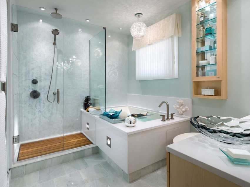 В качестве декора в ванную комнату покупают оригинальные мыльницы, дозаторы для шампуня, стаканчики или держатели для зубных щеток. Несколько слов стоит сказать