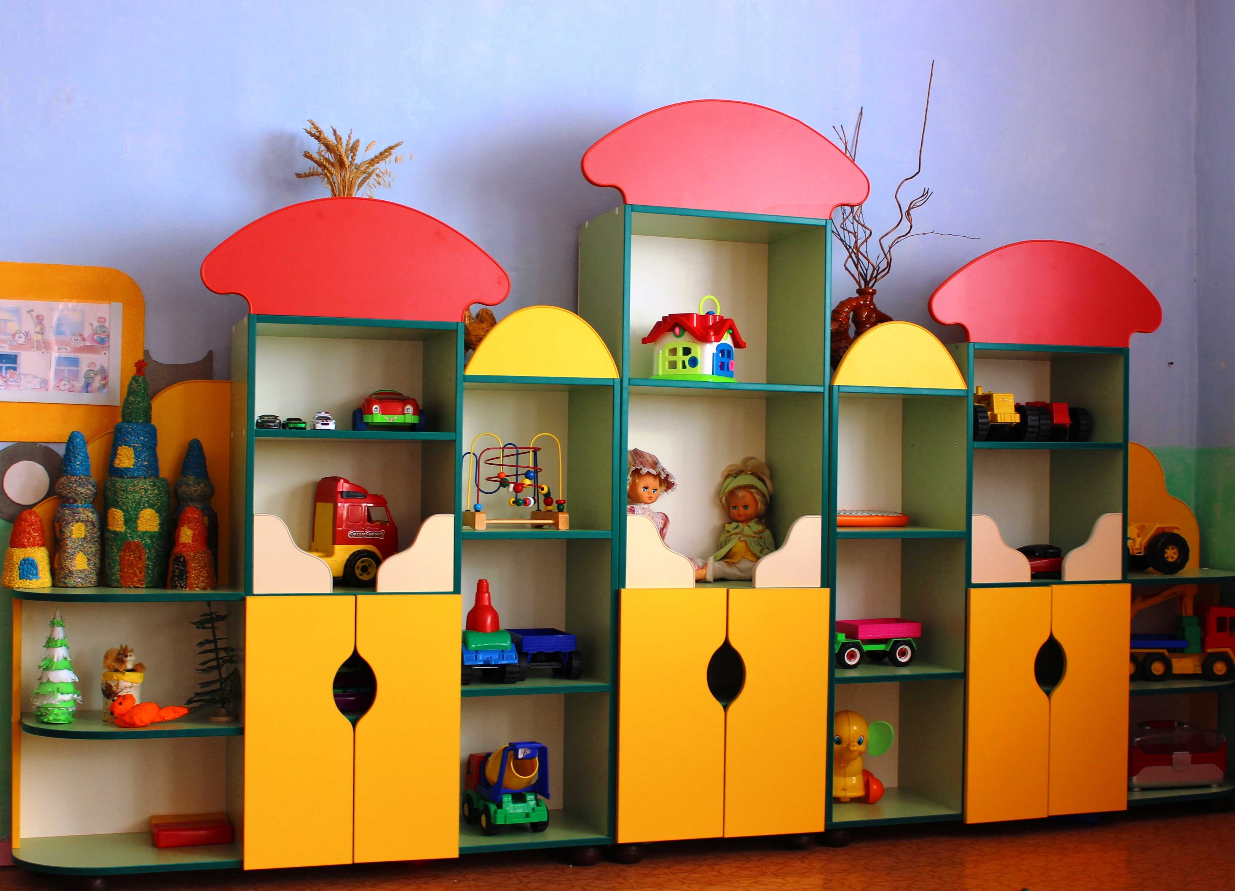 Помимо эстетичного внешнего вида детская мебель должна быть максимально безопасной, комфортной и функциональной.