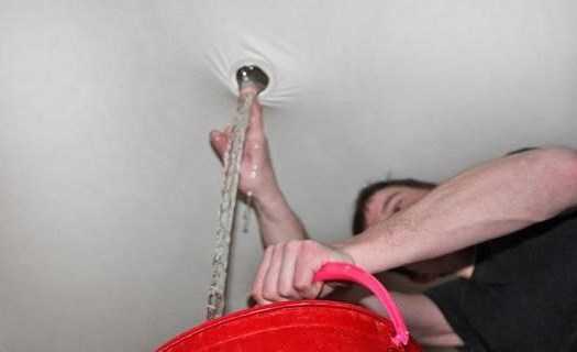 Как просушить натяжной потолок после затопления