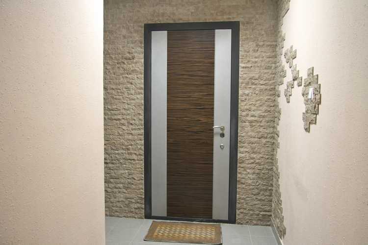 Внутренняя отделка входной металлической двери: дорогой и бюджетный способ