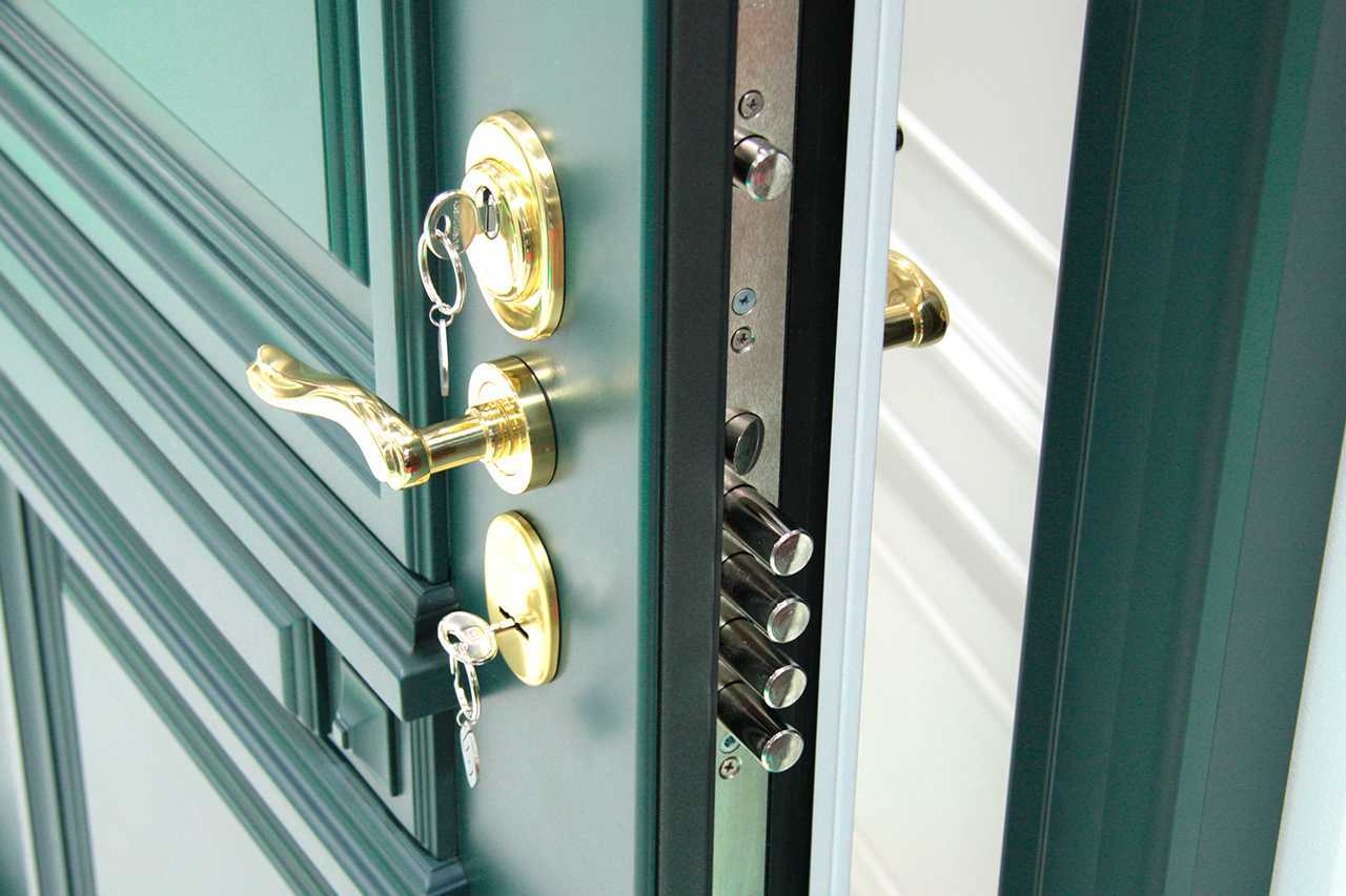 Замена замка на входной металлической двери в квартире