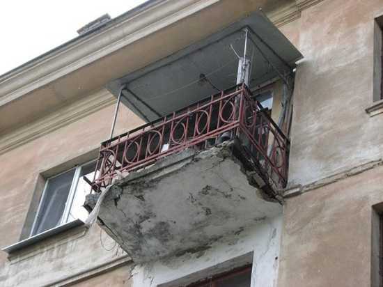 Кто должен ремонтировать балкон или козырек над ним в приватизированной квартире: управляющая компания, тсж