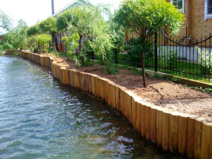 Берегоукрепление: укрепление берега пруда и реки лиственницей, шпунтом и бетонными матами, другие варианты