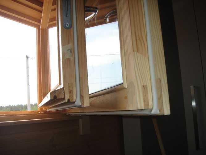 Хотя большинство хозяев давно установили в своих жилищах металлопластиковые окна, некоторые россияне все же предпочитают сохранить старые деревянные аналоги, считая их более экологически чистыми.