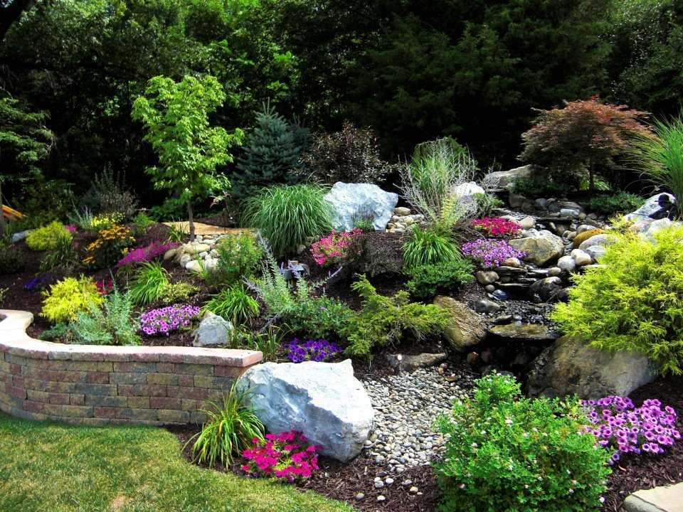 Сухой ручей (58 фото): примеры в ландшафтном дизайне на даче, устройство, оформление в саду из камней и растений, выбираем мостик