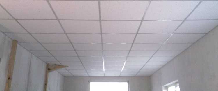 Поклейка флизелиновых обоев на потолок
