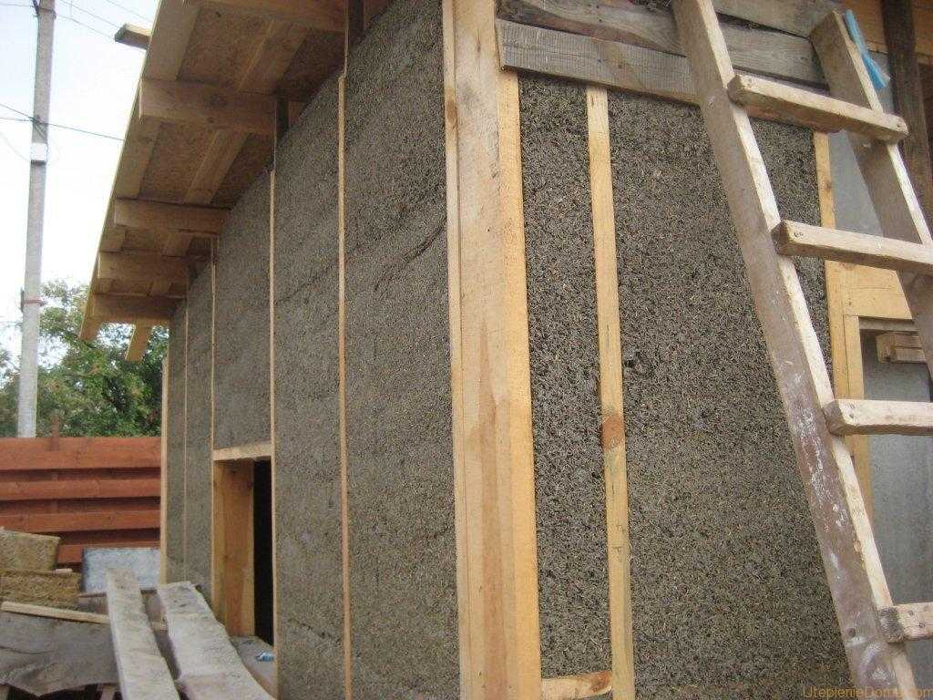 Правила утепления крыши деревянного дома снаружи и изнутри