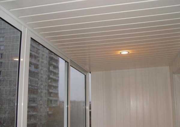 Одним из самых простых и довольно распространенных способов отделки потолка, является приклеивание панелей из полистирола.