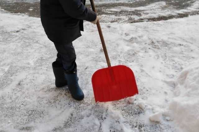 Чистка крыш от снега: правила уборки кровли от снега и наледи