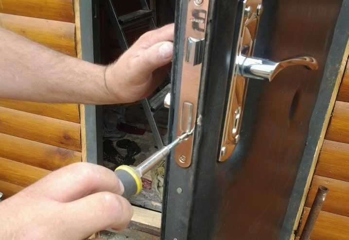 Пошаговая инструкция по замене замка на двери: инструмент и этапы работы, советы и рекомендации специалистов