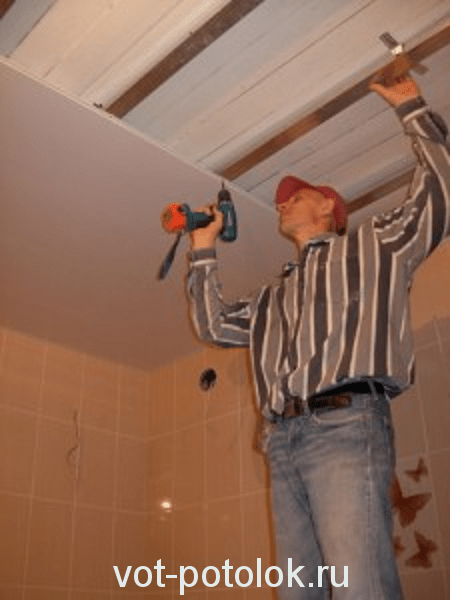 Как правильно заклеить натяжной потолок: выбор клея, особенности ремонта покрытия
