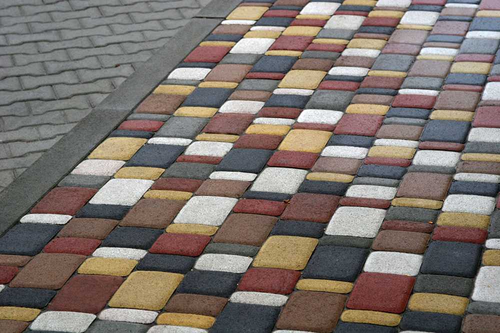 Тротуарная брусчатка – особенности бетонной, клинкерной, каменной и резиновой, как выбрать, схемы укладки