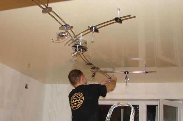 Натяжной потолок своими руками (115 фото): технология установки, как правильно делают монтаж, устанавливаются до поклейки обоев или после