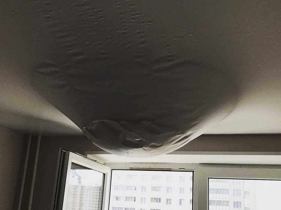 Что делать, если на натяжной потолок натекла вода и как её слить самостоятельно?