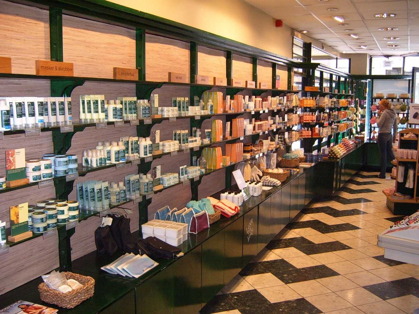 Как начать свой бизнес по продаже парфюмерии и косметики