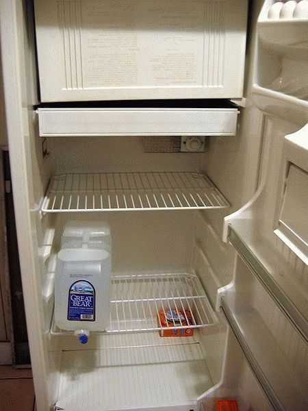 Сбои в работе холодильника приносят неудобства пользователям техники. Иногда случается, что холодильник не морозит, что может быть вызвано целым рядом причин.