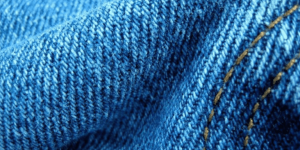 Деним — универсальная плотная хлопковая джинсовая ткань