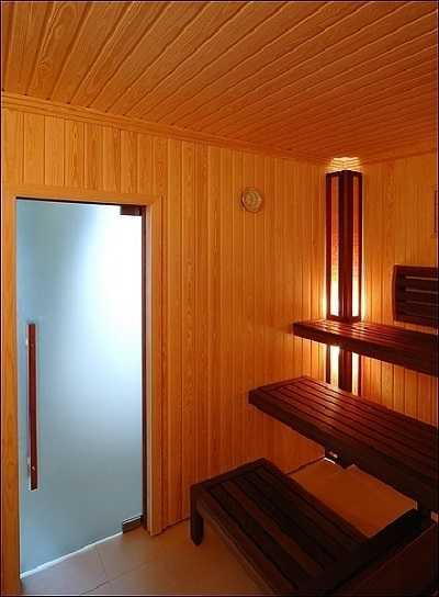 Выбор модели стеклянной банной двери | дом идей