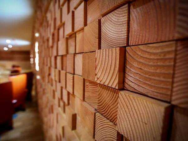 Последнее время для внутренней отделки стен используют изделия из натуральных материалов. Это разновидности различных видов покрытий.