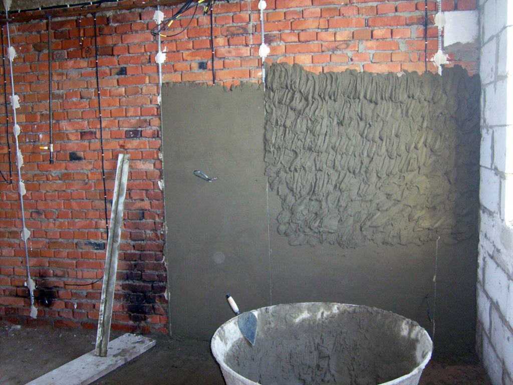 На полу крепят маяки из цементного раствора.Разводится небольшое количество раствора, затем шпателем нанести пляшки раствора в углах стены. Верхушки нанесенных