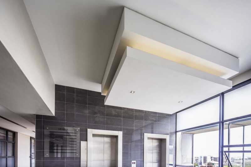 Подвесной потолок металлический представляет собой конструкцию, состоящую из металлического оцинкованного каркаса и металлических декоративных реек, также покрытых антикоррозионными составами.