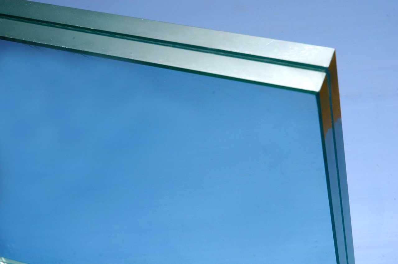 Новый тип стекла, разработанный для усиления защитных свойств окон, называют триплекс.